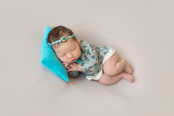 Dormire neonato ragazza — Foto Stock