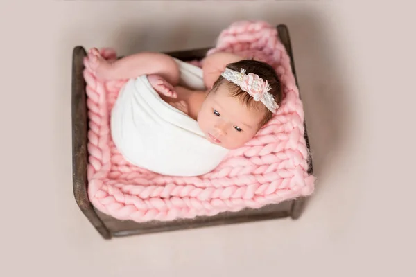 Dormir niña recién nacida — Foto de Stock