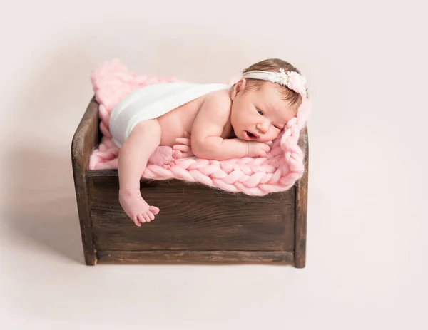Dormir niña recién nacida — Foto de Stock