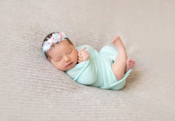 Sovende nyfødt jente – stockfoto
