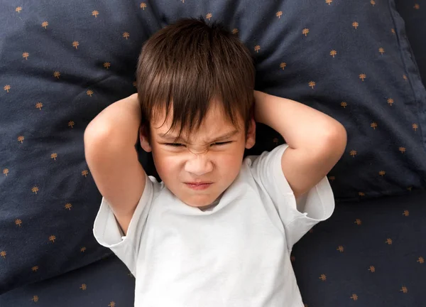 Chagrijnig kind jongen weigert naar bed te gaan — Stockfoto