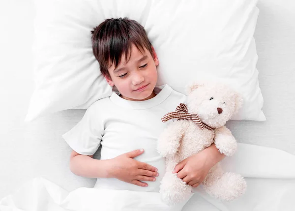 Toddler pojken sover med Nalle — Stockfoto