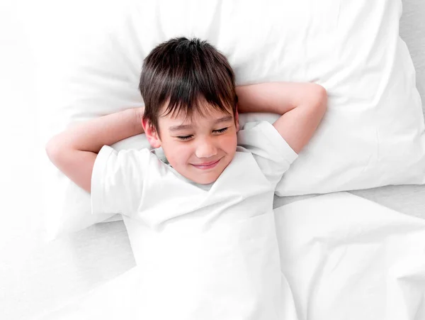 Niño durmiendo apretado en el lado, espacio de copia —  Fotos de Stock