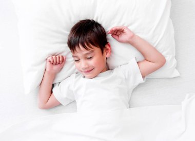 Sıkı kopya alanı tarafında uyuyan çocuk