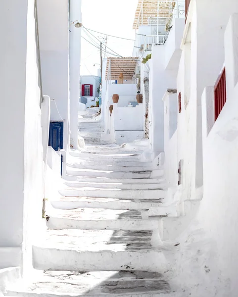 Calle estrecha con casas blancas, Grecia —  Fotos de Stock