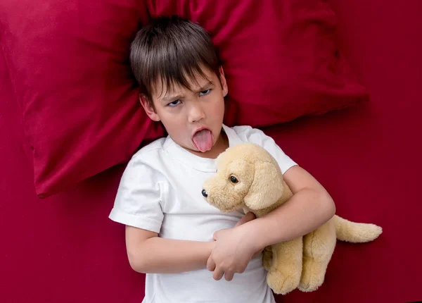 Ondeugende jongetje gaan niet slapen — Stockfoto