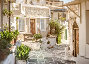 Beyaz evler, Yunanistan ile dar sokak