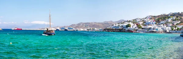 Vista panorámica de la ciudad costera griega y barcos flotantes en el agua —  Fotos de Stock