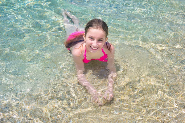 Kleines Mädchen schwimmt im flachen Wasser — Stockfoto