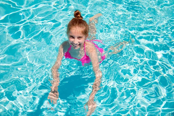 Ragazza adolescente nuotare in piscina — Foto Stock