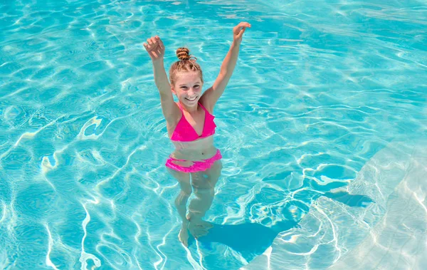 Teen girl in swimming pool squinting her eyes — Stock Photo, Image