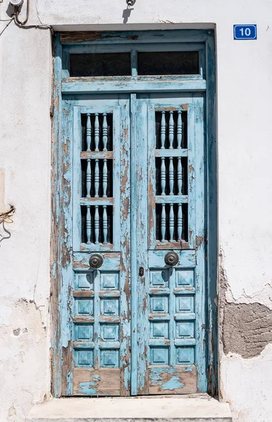 Vintage mavi ahşap kapı kırık boya ile