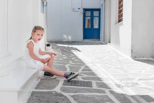 Yunanistan verandada oturup küçük kız