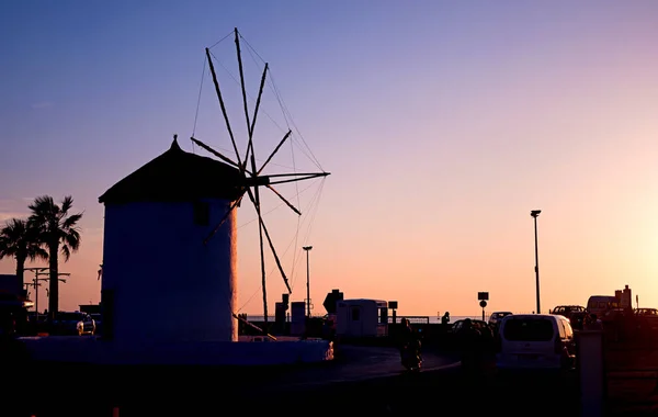 Moinho de vento grego tradicional junto ao mar ao entardecer — Fotografia de Stock