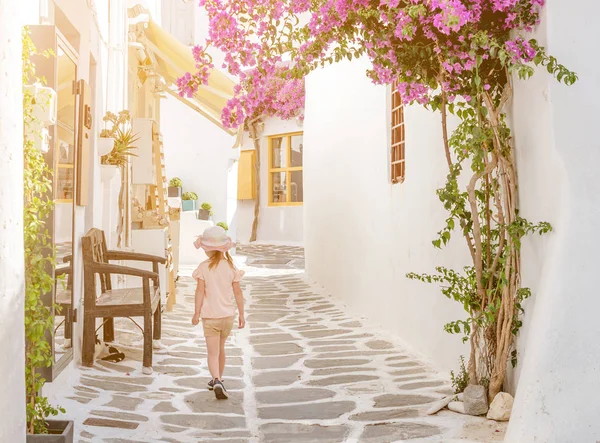 Niña caminando por el estrecho callejón de Grecia —  Fotos de Stock