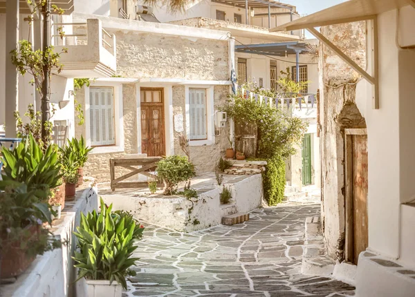 Calle estrecha con casas blancas, Grecia —  Fotos de Stock