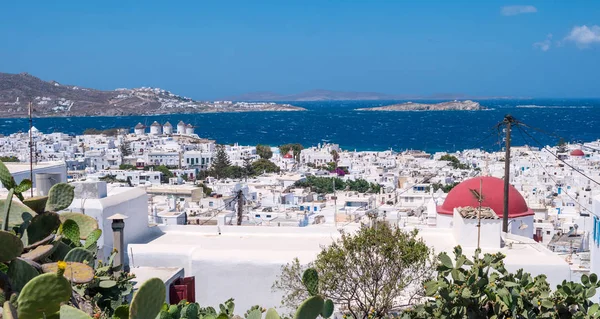 Casas típicas caiadas de branco da ilha de Mykonos com montanhas no fundo — Fotografia de Stock