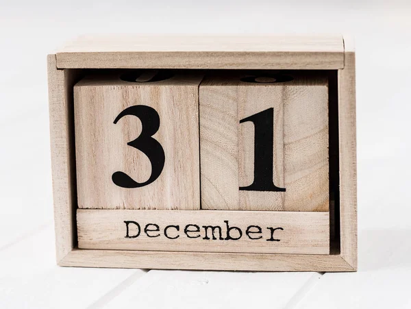 Дерев'яний календар, який показує тридцять першого грудня — стокове фото