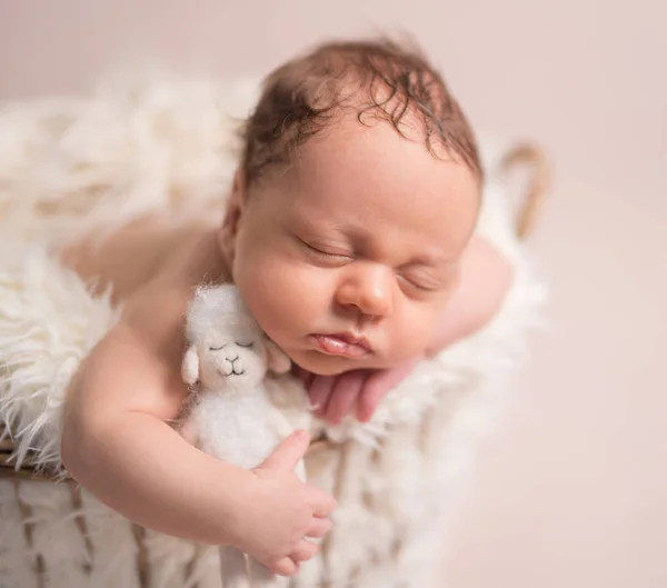 Сплячий новонароджений хлопчик — стокове фото