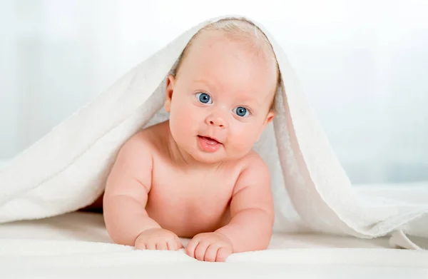 Bebê recém-nascido sob a toalha branca — Fotografia de Stock