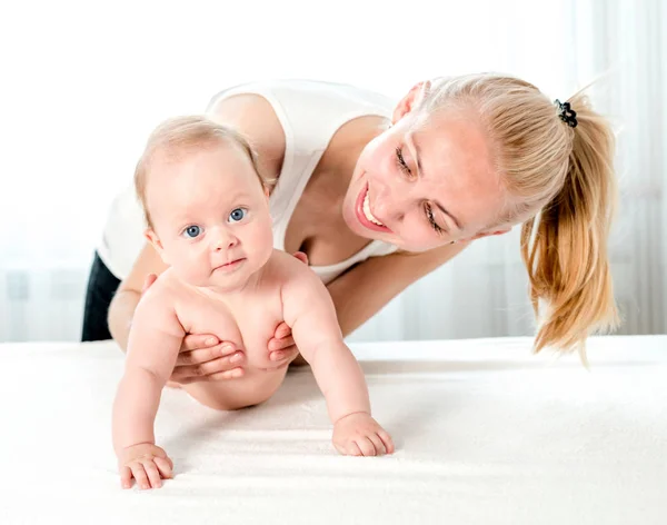 Mother holding and playing with newborn at home — Stock Photo, Image