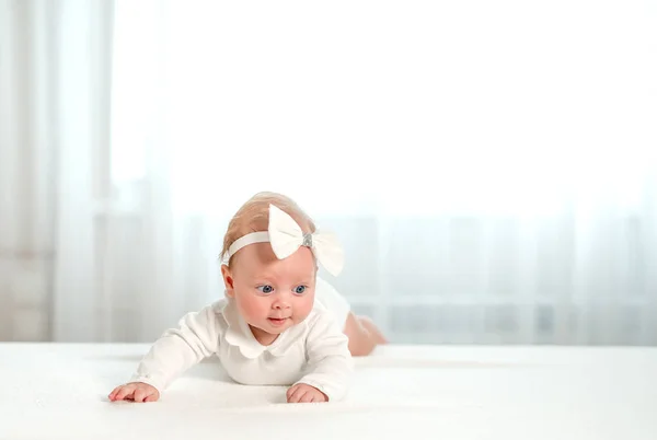 Neonato con bellissimi occhi blu sdraiato sulla pancia — Foto Stock