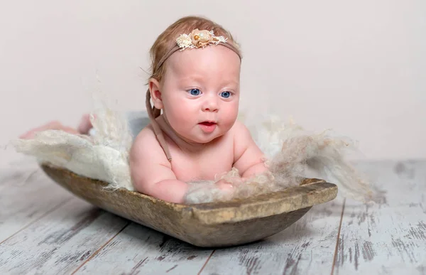 Adorável menina recém-nascido deitado na barriga no tapete — Fotografia de Stock