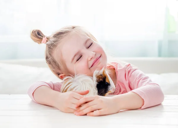 抱着豚鼠的微笑小女孩 — 图库照片