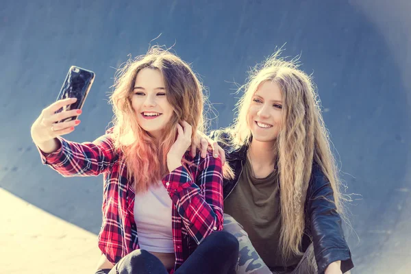 Glad tjej vänner tar en selfie på en sommardag — Stockfoto