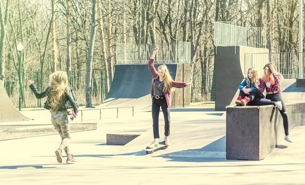 Ragazza amici skateboard al parco — Foto Stock