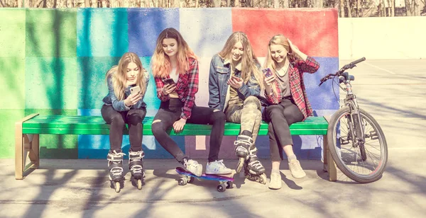 Jeunes filles branchées dans un parc de skateboard — Photo