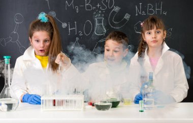 Kimyasal deneyden sonra üç heyecanlı çocuk