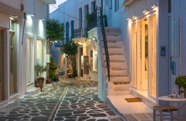 Akşam Hatıra Eşyası mağazaları ile turistik dar sokak