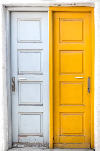 Puertas blancas y amarillas rústicas de la isla griega — Foto de Stock