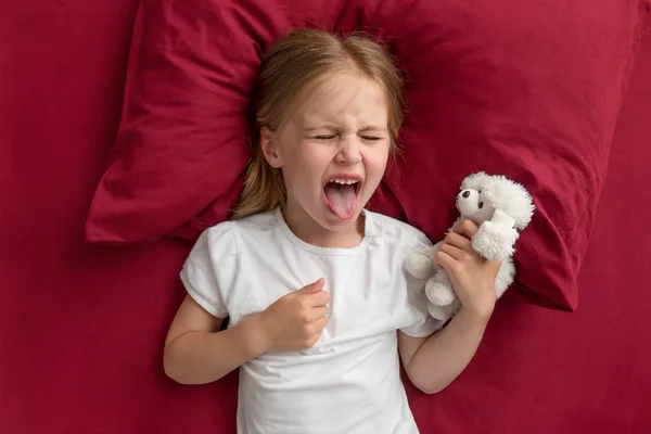 Capricieuse petite fille qui se réveille au coucher — Photo