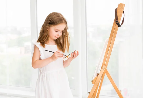 Retrato de niña sorprendida pintando un cuadro —  Fotos de Stock