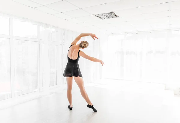 Graciösa ballerina gör repetition i ljus Balettskolan — Stockfoto
