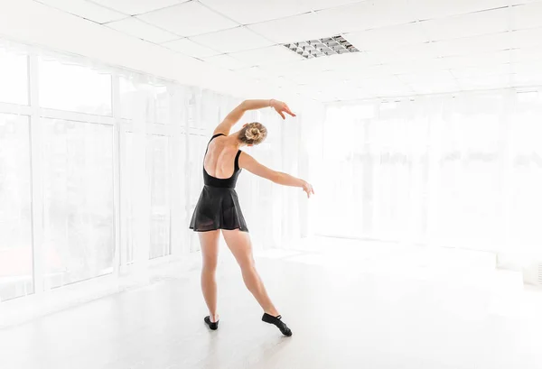 Ballerine gracieuse faisant des répétitions à l'école de ballet léger — Photo