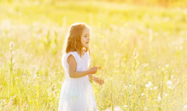 Kleines Mädchen im weißen Kleid, das zur Seite schaut — Stockfoto