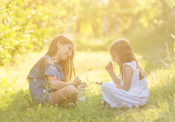 İki kız taş kağıt makas oynarken açık havada oyun — Stok fotoğraf