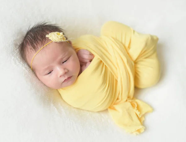 Spící novorozeně holčička — Stock fotografie