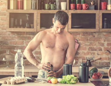 adam bir protein mutfakta kokteyl yapar