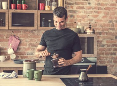 kahve çekirdekleri ızgara adam