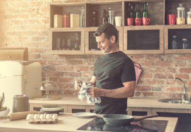 silerek adam mutfakta bulaşık yıkadım