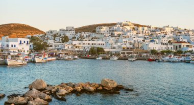 Paros eski limanda gün batımında. Yunanistan