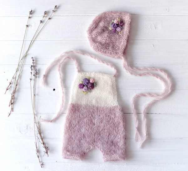 Vestiti fatti a mano semplici a maglia per neonati — Foto Stock