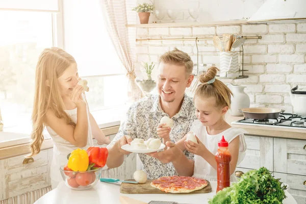 Pai com filhas preparando pizza — Fotografia de Stock