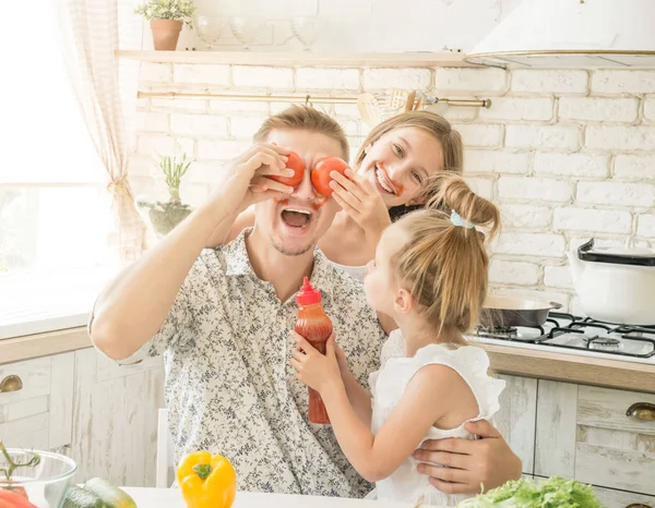 Pai com filhas se divertir — Fotografia de Stock