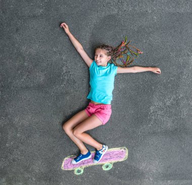 küçük kız kaykay