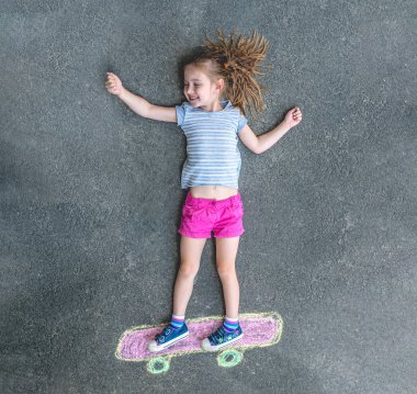 küçük kız kaykay